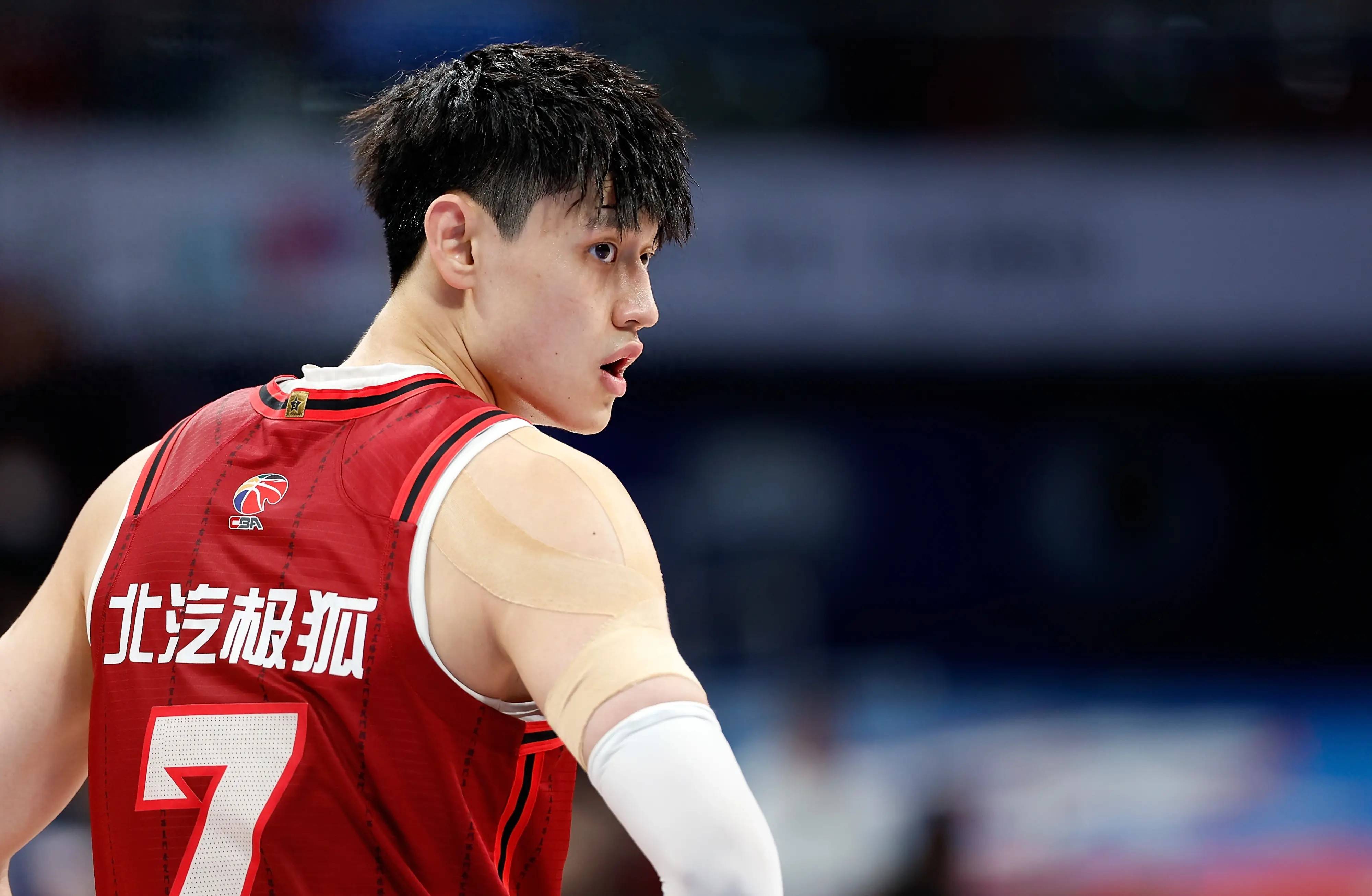 今夜CBA季后赛焦点战，华盛顿奇才回应争议，更衣室稳定，心理建设被强调的简单介绍